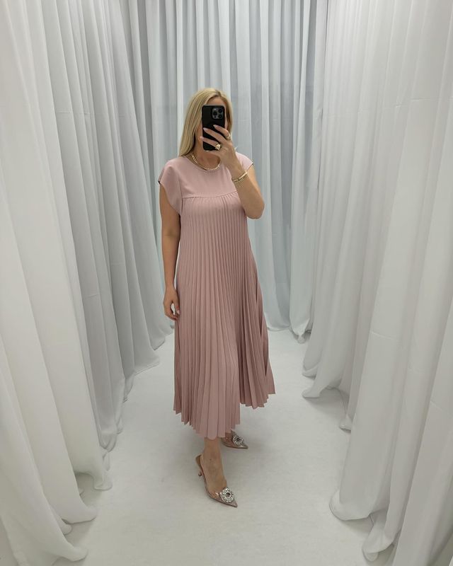 Sleeveless pleated simple solid colour dress