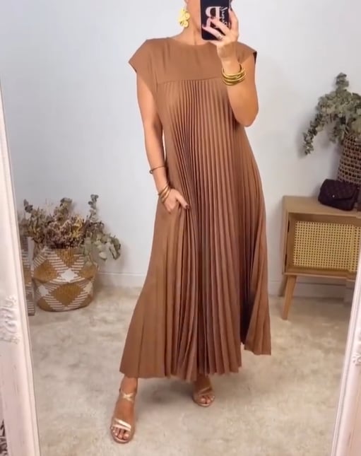 Sleeveless pleated simple solid colour dress